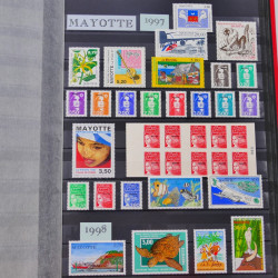 Lot de timbres de Canada et Mayotte neufs et oblitérés en un album.