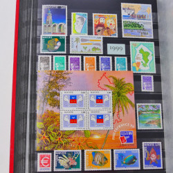 Lot de timbres de Canada et Mayotte neufs et oblitérés en un album.