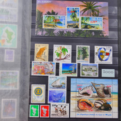 Lot de timbres de Canada et Mayotte neufs et oblitérés en un album.