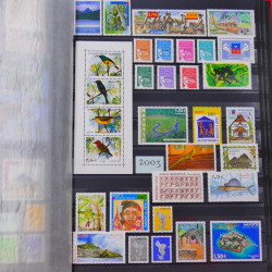 Lot de timbres de Canada et Mayotte neufs et oblitérés en un album.