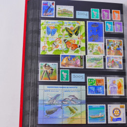 Lot de timbres de Canada et Mayotte neufs et oblitérés en un album.