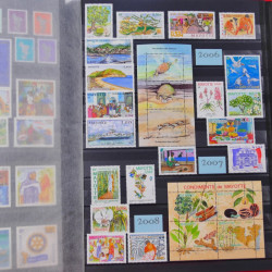 Lot de timbres de Canada et Mayotte neufs et oblitérés en un album.