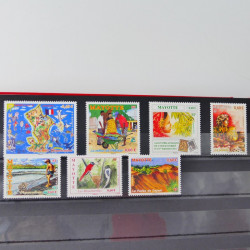 Lot de timbres de Canada et Mayotte neufs et oblitérés en un album.