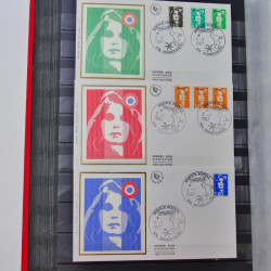 Lot de timbres de Canada et Mayotte neufs et oblitérés en un album.