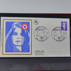 Lot de timbres de Canada et Mayotte neufs et oblitérés en un album.