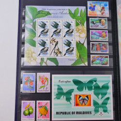 Lot de timbres de Maldives, Guernesey, Honduras neufs et oblitérés en un album.