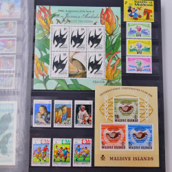 Lot de timbres de Maldives, Guernesey, Honduras neufs et oblitérés en un album.