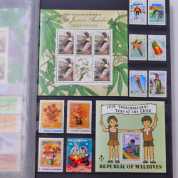 Lot de timbres de Maldives, Guernesey, Honduras neufs et oblitérés en un album.