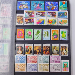 Lot de timbres de Maldives, Guernesey, Honduras neufs et oblitérés en un album.
