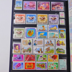 Lot de timbres de Maldives, Guernesey, Honduras neufs et oblitérés en un album.