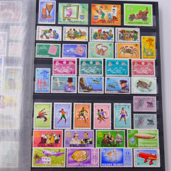 Lot de timbres de Maldives, Guernesey, Honduras neufs et oblitérés en un album.