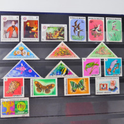 Lot de timbres de Maldives, Guernesey, Honduras neufs et oblitérés en un album.