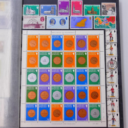 Lot de timbres de Maldives, Guernesey, Honduras neufs et oblitérés en un album.