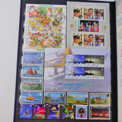 Lot de timbres de Maldives, Guernesey, Honduras neufs et oblitérés en un album.