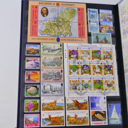 Lot de timbres de Maldives, Guernesey, Honduras neufs et oblitérés en un album.