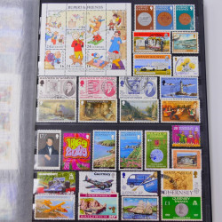 Lot de timbres de Maldives, Guernesey, Honduras neufs et oblitérés en un album.