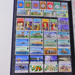 Lot de timbres de Maldives, Guernesey, Honduras neufs et oblitérés en un album.