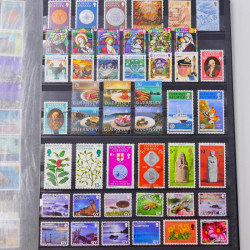 Lot de timbres de Maldives, Guernesey, Honduras neufs et oblitérés en un album.