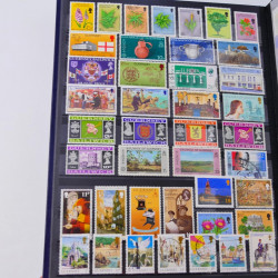 Lot de timbres de Maldives, Guernesey, Honduras neufs et oblitérés en un album.