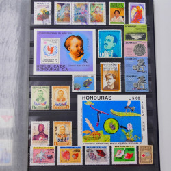 Lot de timbres de Maldives, Guernesey, Honduras neufs et oblitérés en un album.