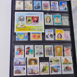 Lot de timbres de Maldives, Guernesey, Honduras neufs et oblitérés en un album.