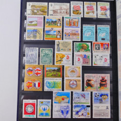 Lot de timbres de Maldives, Guernesey, Honduras neufs et oblitérés en un album.