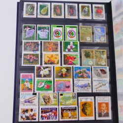 Lot de timbres de Maldives, Guernesey, Honduras neufs et oblitérés en un album.
