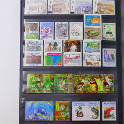 Lot de timbres de Maldives, Guernesey, Honduras neufs et oblitérés en un album.