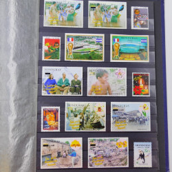 Lot de timbres de Maldives, Guernesey, Honduras neufs et oblitérés en un album.