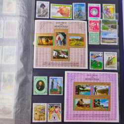 Lot de timbres de Maldives, Guernesey, Honduras neufs et oblitérés en un album.