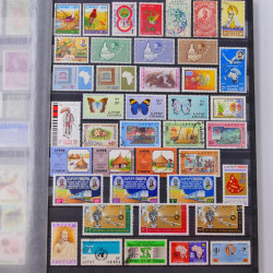 Lot de timbres d'Ethiopie et Dominique neufs et oblitérés en un album.
