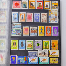 Lot de timbres d'Ethiopie et Dominique neufs et oblitérés en un album.