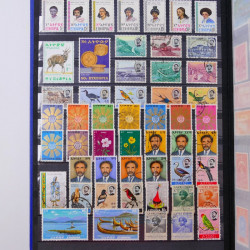 Lot de timbres d'Ethiopie et Dominique neufs et oblitérés en un album.