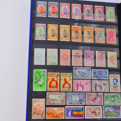 Lot de timbres d'Ethiopie et Dominique neufs et oblitérés en un album.