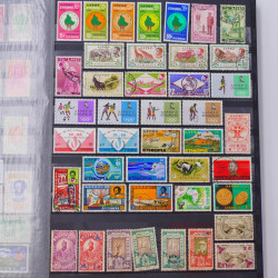 Lot de timbres d'Ethiopie et Dominique neufs et oblitérés en un album.