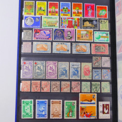Lot de timbres d'Ethiopie et Dominique neufs et oblitérés en un album.