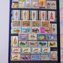 Lot de timbres d'Ethiopie et Dominique neufs et oblitérés en un album.