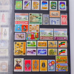 Lot de timbres d'Ethiopie et Dominique neufs et oblitérés en un album.