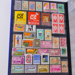 Lot de timbres d'Ethiopie et Dominique neufs et oblitérés en un album.