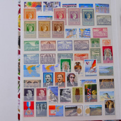 Lot de timbres de Grèce neufs et oblitérés en un album.