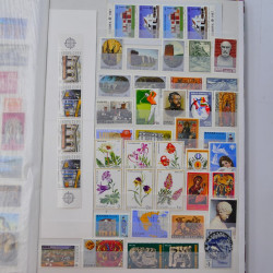 Lot de timbres de Grèce neufs et oblitérés en un album.