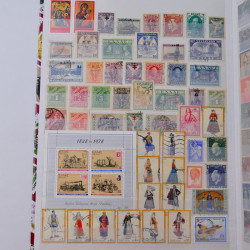 Lot de timbres de Grèce neufs et oblitérés en un album.