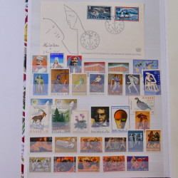 Lot de timbres de Grèce neufs et oblitérés en un album.