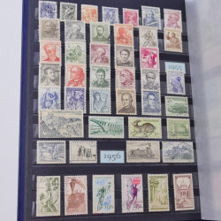 Lot de timbres de Tchécoslovaquie et Israël neufs et oblitérés en un album.