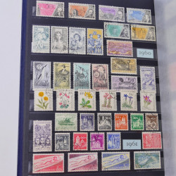 Lot de timbres de Tchécoslovaquie et Israël neufs et oblitérés en un album.