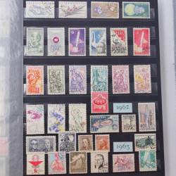 Lot de timbres de Tchécoslovaquie et Israël neufs et oblitérés en un album.