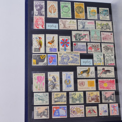 Lot de timbres de Tchécoslovaquie et Israël neufs et oblitérés en un album.