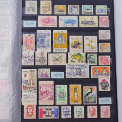 Lot de timbres de Tchécoslovaquie et Israël neufs et oblitérés en un album.