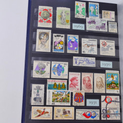Lot de timbres de Tchécoslovaquie et Israël neufs et oblitérés en un album.