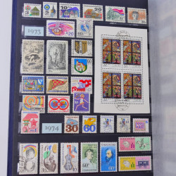 Lot de timbres de Tchécoslovaquie et Israël neufs et oblitérés en un album.